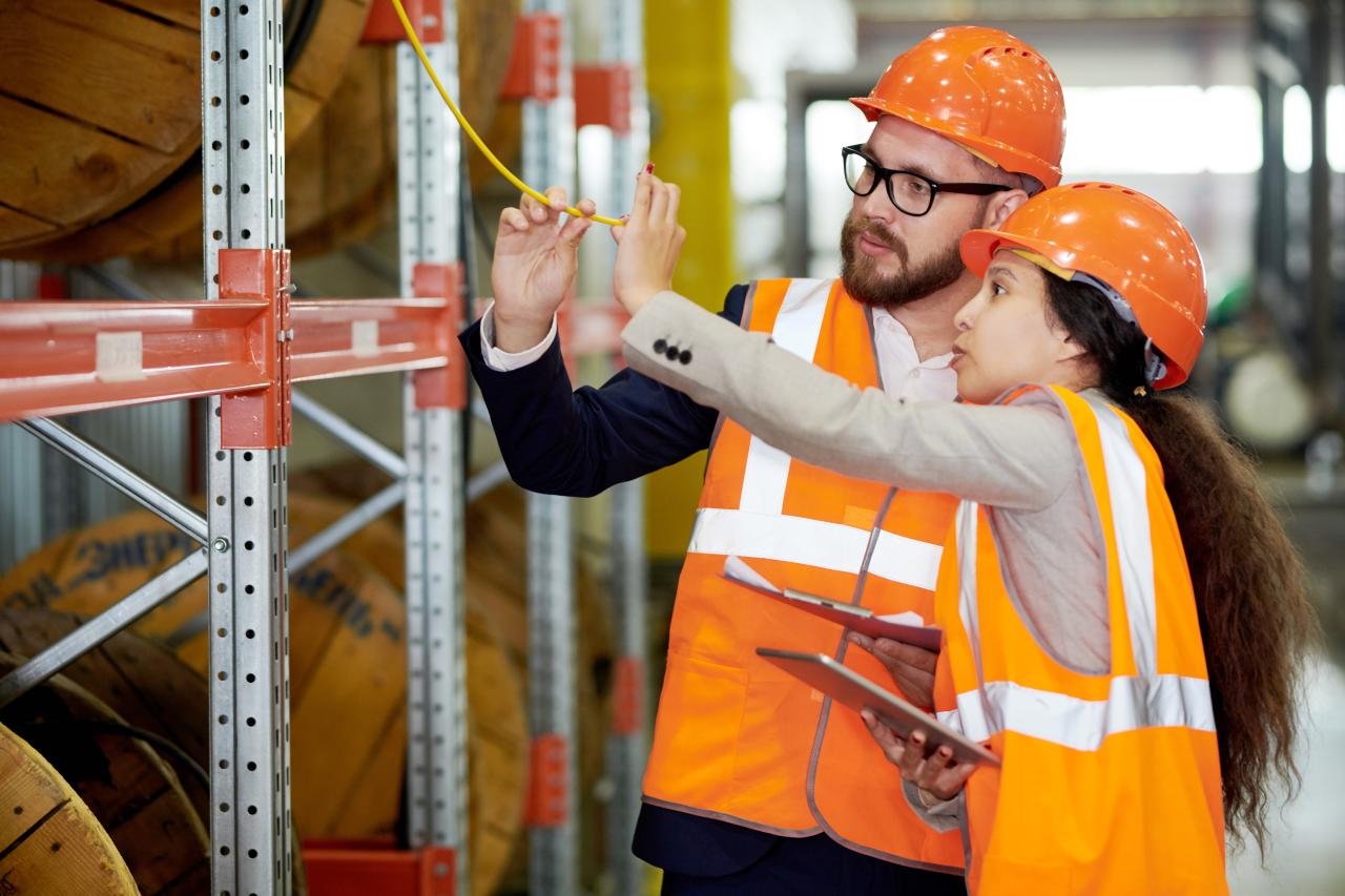 travailleurs portant des chapeaux de protection orange