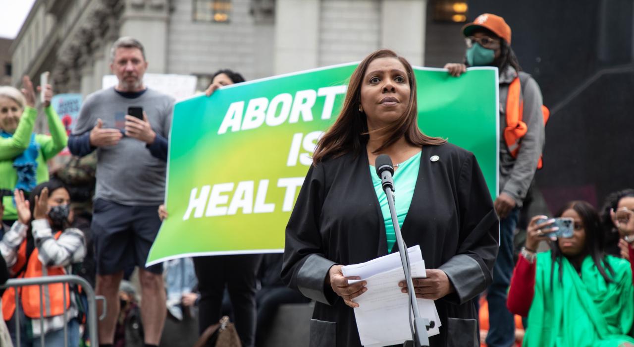 Fiscal General James de pie ante un micrófono en el Rally por los Derechos del Aborto en la Ciudad de Nueva York