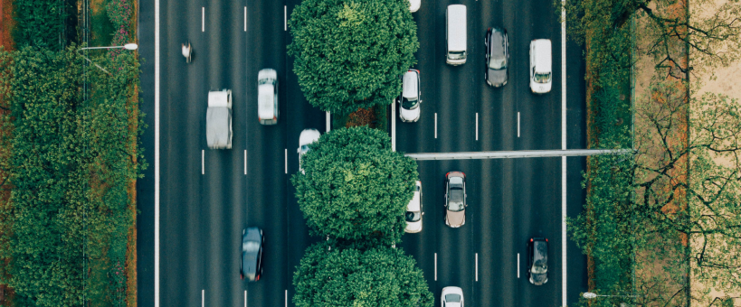 四车道高速公路的鸟瞰图，汽车双向行驶