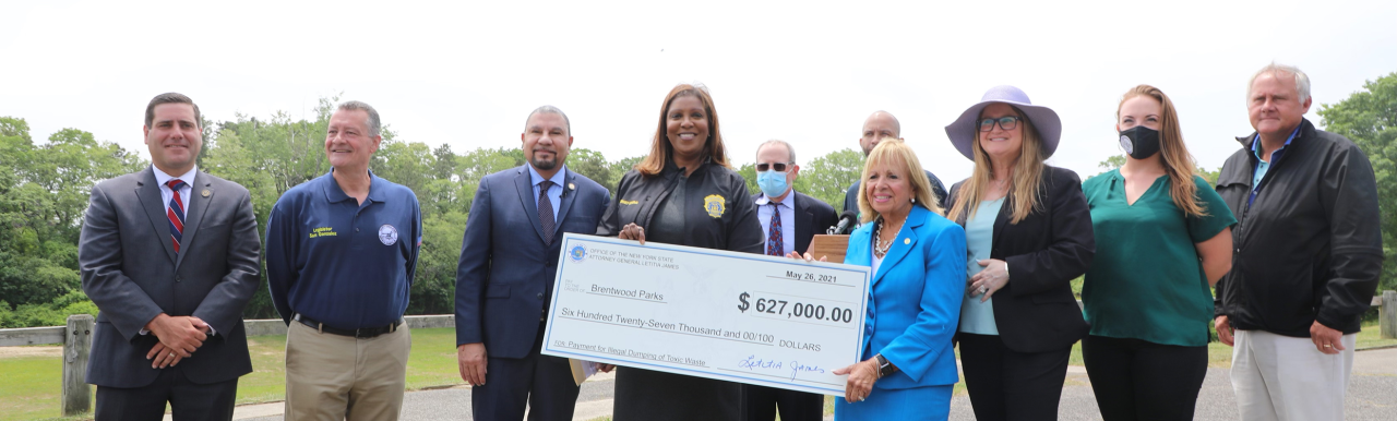 El fiscal general James presenta un cheque para la rehabilitación del parque